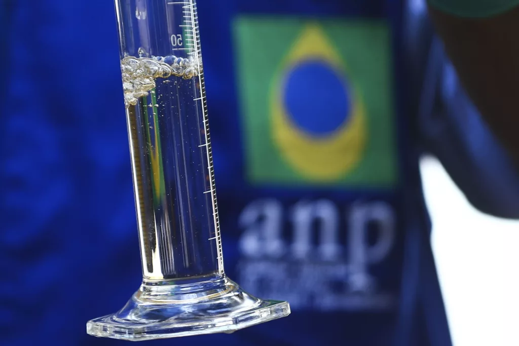 Amostra de combustível colhida durante força-tarefa integrada pela ANP, Procon e Inmetro, para fiscalização em postos revendedores em Brasília (DF), em 15/3/2021 (Foto Marcelo Camargo/Agência Brasil)