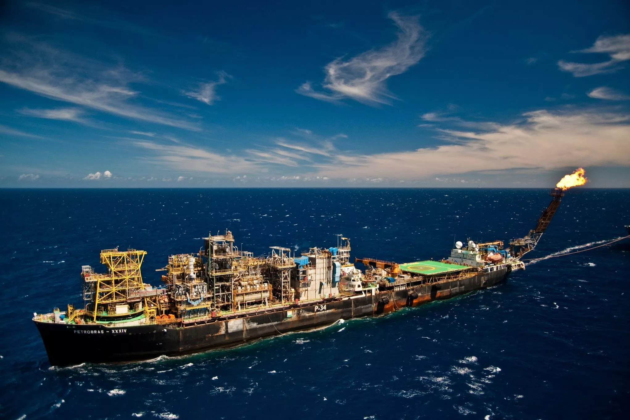 Plataforma FPSO P-34 da Petrobras no campo de Jubarte, na Bacia do Espírito Santo, com flare aberto (Foto Roberto Rosa/Agência Petrobras)