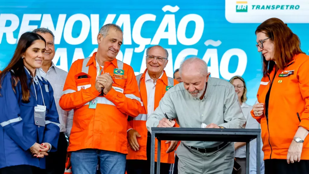 Lula, Magda Chambriard, Sérgio Bacci e ministros durante assinatura do contrato de navios da Transpetro, no estaleiro Rio Grande da Ecovix, em 24/2/2025 (Foto Ricardo Stuckert/PR)