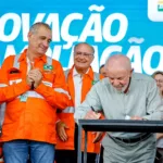 Lula, Magda Chambriard, Sérgio Bacci e ministros durante assinatura do contrato de navios da Transpetro, no estaleiro Rio Grande da Ecovix, em 24/2/2025 (Foto Ricardo Stuckert/PR)