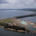 Enorme barragem da hidrelétrica de Belo Monte na bacia do Rio Xingu, próxima ao município de Altamira, no norte do estado Pará (Foto TV Brasil)