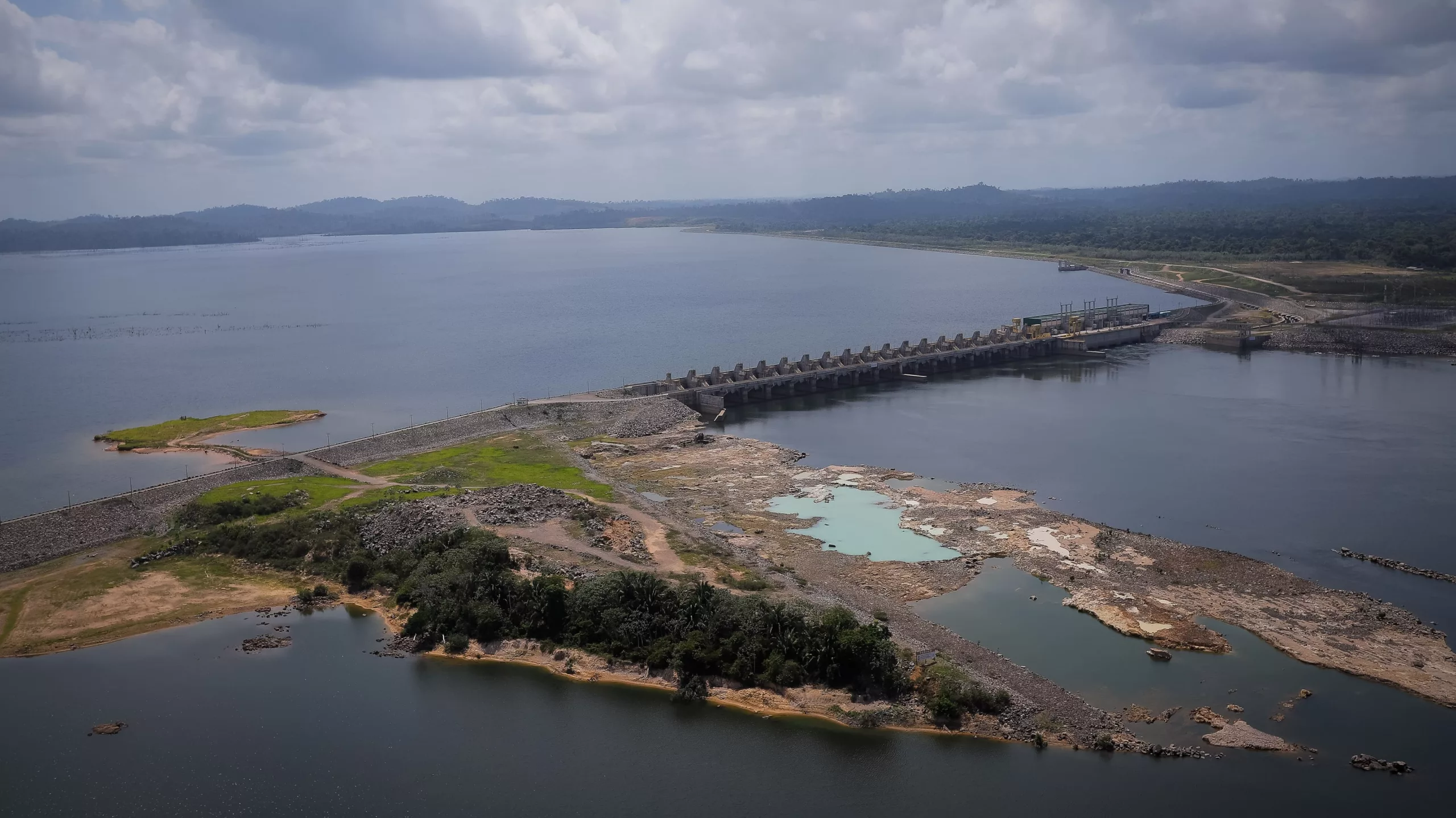 Enorme barragem da hidrelétrica de Belo Monte na bacia do Rio Xingu, próxima ao município de Altamira, no norte do estado Pará (Foto TV Brasil)