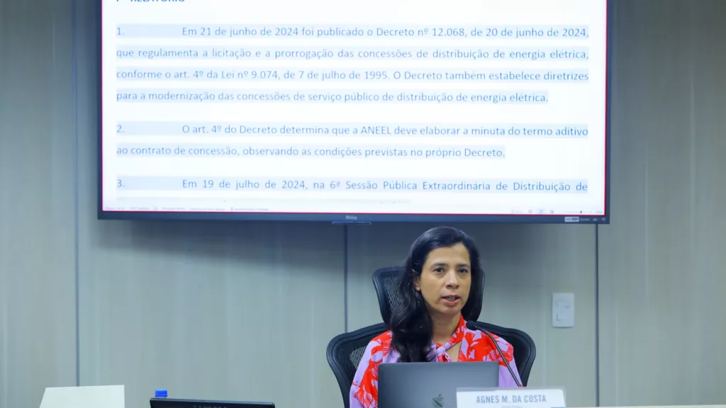 Diretora da Aneel, Agnes Costa, relatora do processo de renovação das concessões de distribuidoras, durante reunião da de diretoria na agência em 25 de fevereiro de 2025. Foto: Michel Jesus/ Aneel.jpg