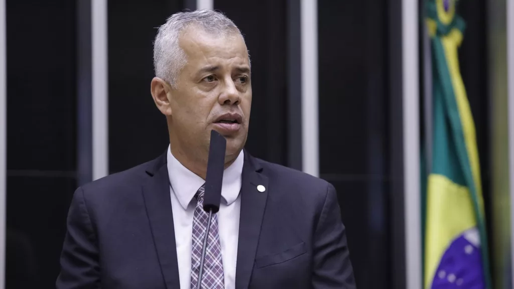 Evair Vieira de Melo, à tribuna da Câmara, durante sessão plenária para discussão e votação de projetos, em 4/2/2025 (Foto Mário Agra/Câmara dos Deputados)