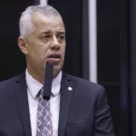 Evair Vieira de Melo, à tribuna da Câmara, durante sessão plenária para discussão e votação de projetos, em 4/2/2025 (Foto Mário Agra/Câmara dos Deputados)