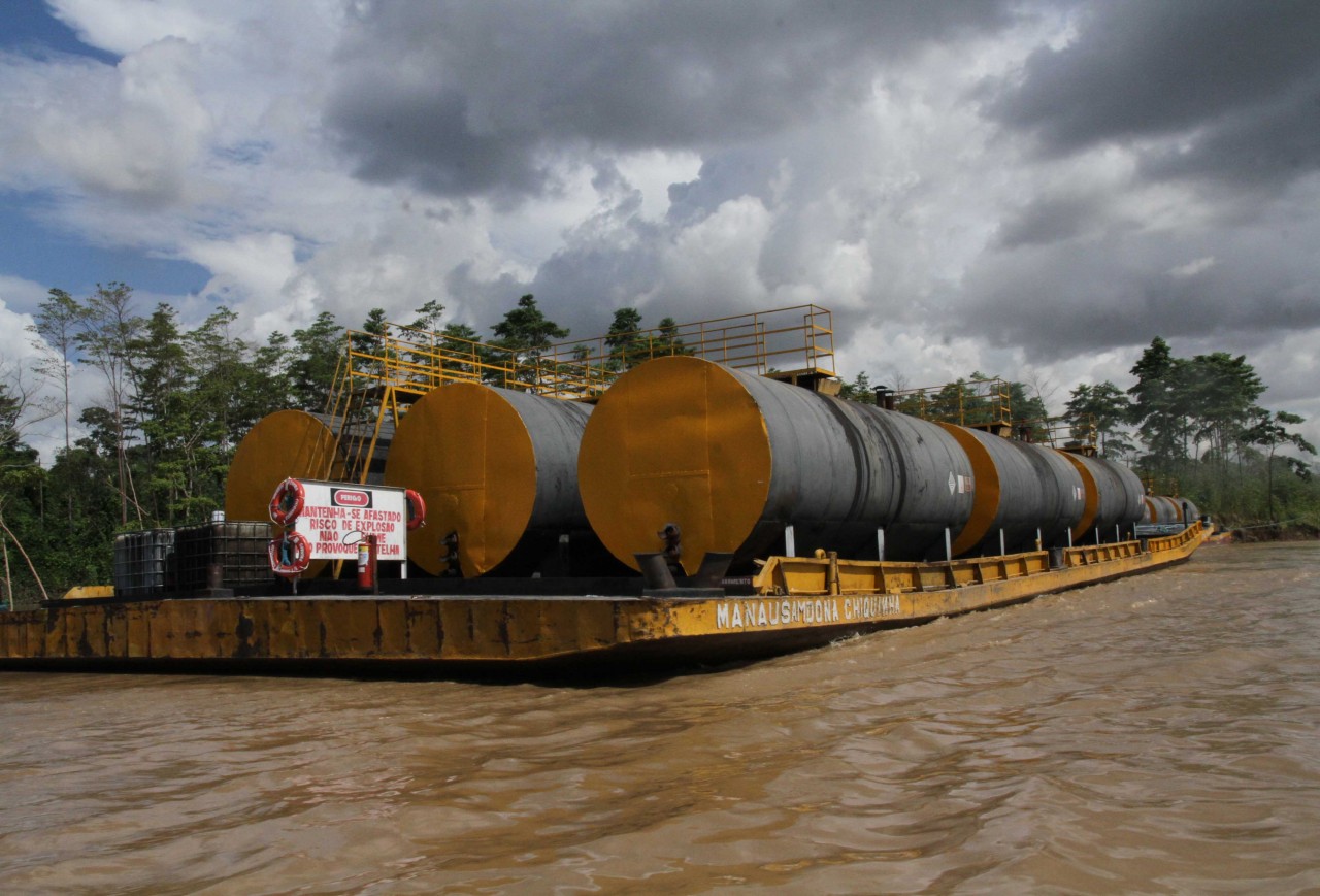 Balsa transporta combustíveis no rio Madeira, um dos principais afluentes do rio Amazonas (Foto Esio Mendes/Governo de RO)