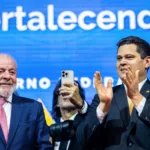 Presidente Lula (esquerda) e o presidente do Senado, Davi Alcolumbre (direita), participam de evento de prefeitos em Brasília, em 11/2/2025 (Foto Pedro Gontijo/Senado Federal