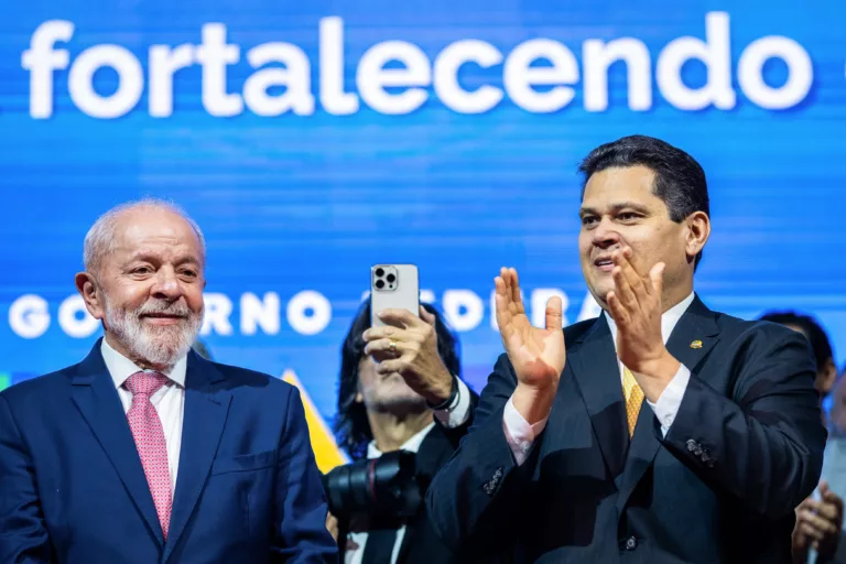 Presidente Lula (esquerda) e o presidente do Senado, Davi Alcolumbre (direita), participam de evento de prefeitos em Brasília, em 11/2/2025 (Foto Pedro Gontijo/Senado Federal