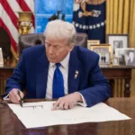 O presidente dos EUA, Donald Trump, assina a nomeação de Tulsi Gabbard como diretora de Inteligência Nacional, no Salão Oval, em 12/2/2025 (Foto Molly Riley/Oficial Casa Branca)