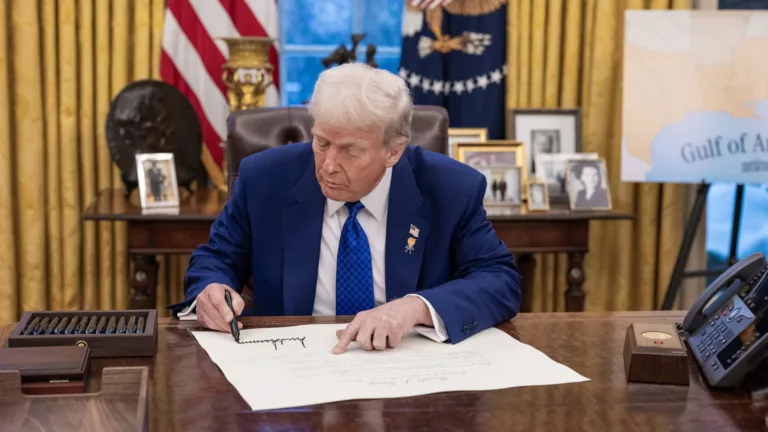 O presidente dos EUA, Donald Trump, assina a nomeação de Tulsi Gabbard como diretora de Inteligência Nacional, no Salão Oval, em 12/2/2025 (Foto Molly Riley/Oficial Casa Branca) O presidente dos EUA, Donald Trump, assina a nomeação de Tulsi Gabbard como diretora de Inteligência Nacional, no Salão Oval, em 12/2/2025 (Foto Molly Riley/Oficial Casa Branca)