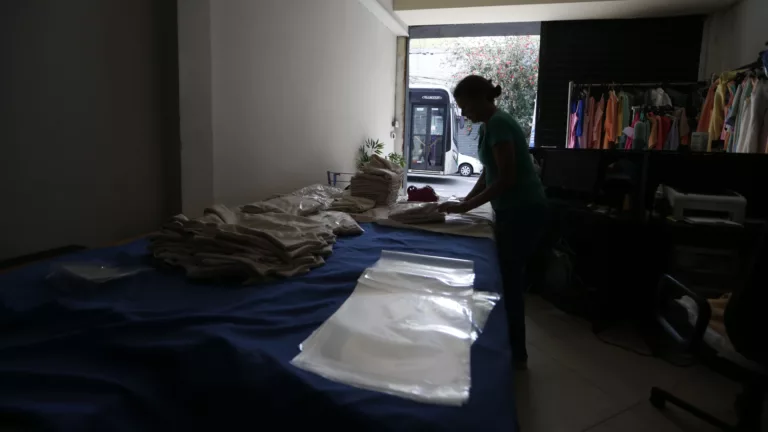 Fábricas e lojas sem energia elétrica no bairro Bom Retiro, em São Paulo, devido a apagão por fortes chuvas, em 14/10/2024 (Foto Paulo Pinto/Agência Brasil)