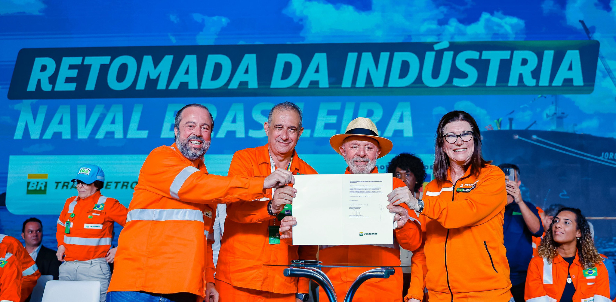 Quais foram os estaleiros contratados na retomada das encomendas da Petrobras à indústria naval?