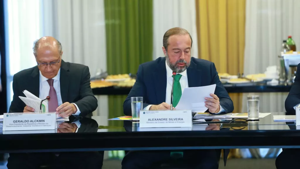 Geraldo Alckmin e Alexandre Silveira participam da primeira reunião extraordinária de 2025 do CNPE, em 18 de fevereiro (Foto Tauan Alencar/MME)