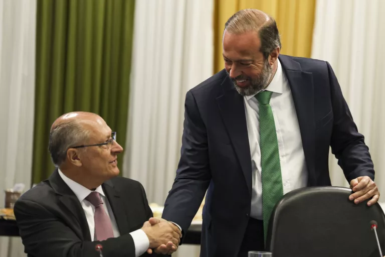 Geraldo Alckmin (esquerda) e Alexandre Silveira (direita) participam da primeira reunião extraordinária de 2025 do CNPE, no Ministério de Minas e Energia, Brasília (DF), em 18 de fevereiro (Foto Marcelo Camargo/Agência Brasil)