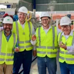 Equipe da Acelen Renováveis comemora a primeira extração industrial de óleo de macaúba no Acelen Agipark, em Montes Claros. Da esquerda para direita, Juliano de Paula, Gerente de Engenharia, Victor Barra, Diretor de Agronegócios, Marcelo Cordaro, COO  e Alexandre Nagata, Gerente de SSMA