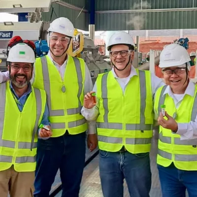 Equipe da Acelen Renováveis comemora a primeira extração industrial de óleo de macaúba no Acelen Agipark, em Montes Claros. Da esquerda para direita, Juliano de Paula, Gerente de Engenharia, Victor Barra, Diretor de Agronegócios, Marcelo Cordaro, COO  e Alexandre Nagata, Gerente de SSMA | Foto: Divulgação Acelen Renováveis 