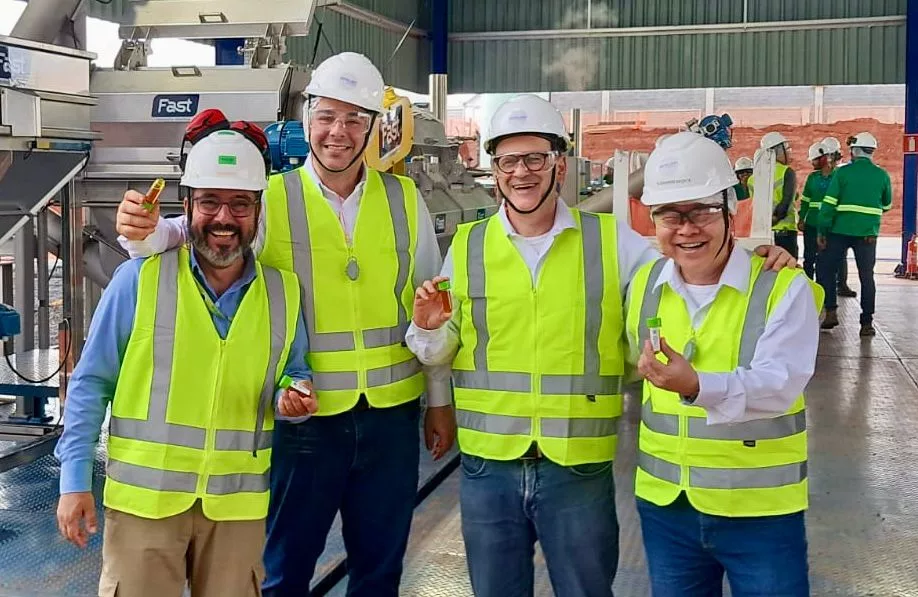 Equipe da Acelen Renováveis comemora a primeira extração industrial de óleo de macaúba no Acelen Agipark, em Montes Claros. Da esquerda para direita, Juliano de Paula, Gerente de Engenharia, Victor Barra, Diretor de Agronegócios, Marcelo Cordaro, COO  e Alexandre Nagata, Gerente de SSMA | Foto: Divulgação Acelen Renováveis 