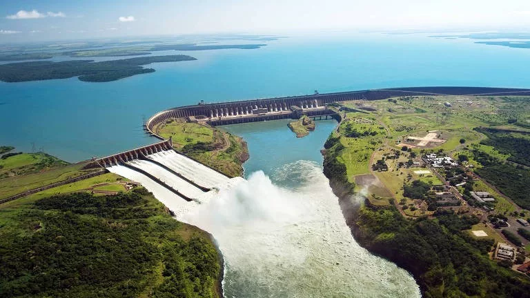 Vista aérea de Itaipu, primeira hidrelétrica em produção de energia limpa no mundo (Foto Divulgação)