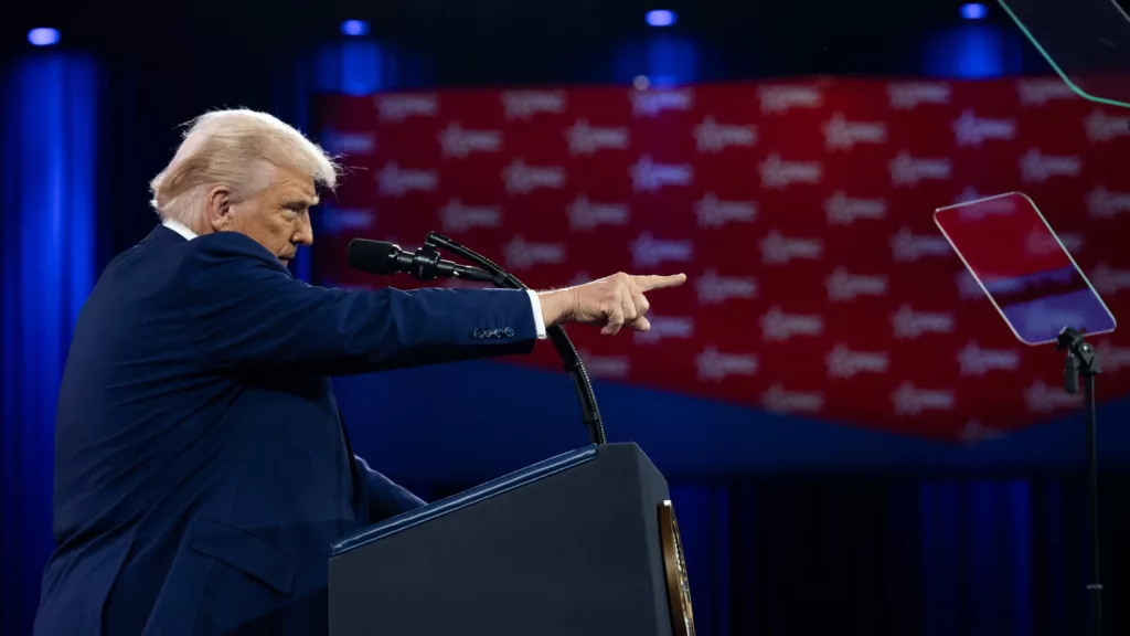 Presidente Donald Trump discursa na Conferência de Ação Política Conservadora (CPAC), em 22/2/2025 (Foto Casa Branca Oficial)