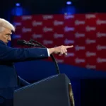 Presidente Donald Trump discursa na Conferência de Ação Política Conservadora (CPAC), em 22/2/2025 (Foto Casa Branca Oficial)