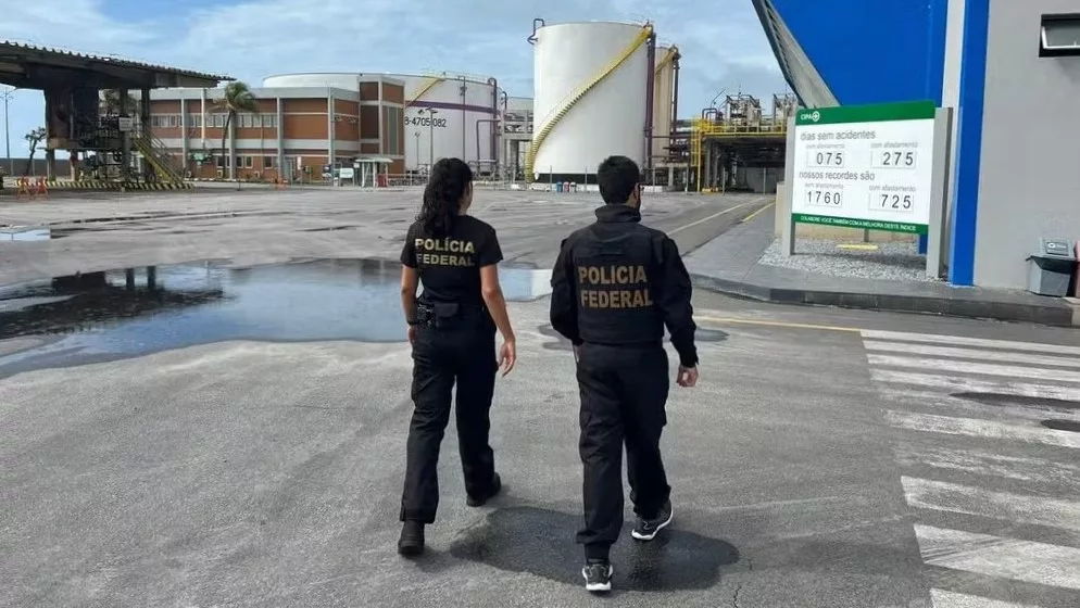 Durante Operação Lágrimas de Sal da PF, policiais federais fazem busca e apreensão em fábrica da Braskem em Maceió (Foto Divulgação)