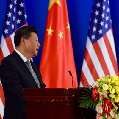 O presidente chinês Xi Jinping discursa na abertura do Diálogo Estratégico e Econômico China-EUA, no complexo Diaoyutai. Presentes os secretários de Estado e do Tesouro dos EUA, John Kerry e Jack Lew, e autoridades chinesas (Foto Departamento de Estado dos EUA)