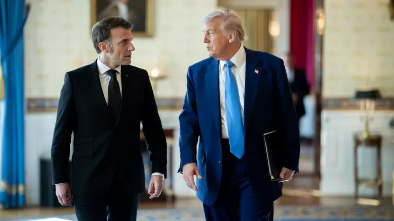 Donald Trump recebe o presidente francês, Emmanuel Macron, para uma reunião bilateral, em 24/2/2025, no Salão Oval (Foto Daniel Torok/Casa Branca Oficial)