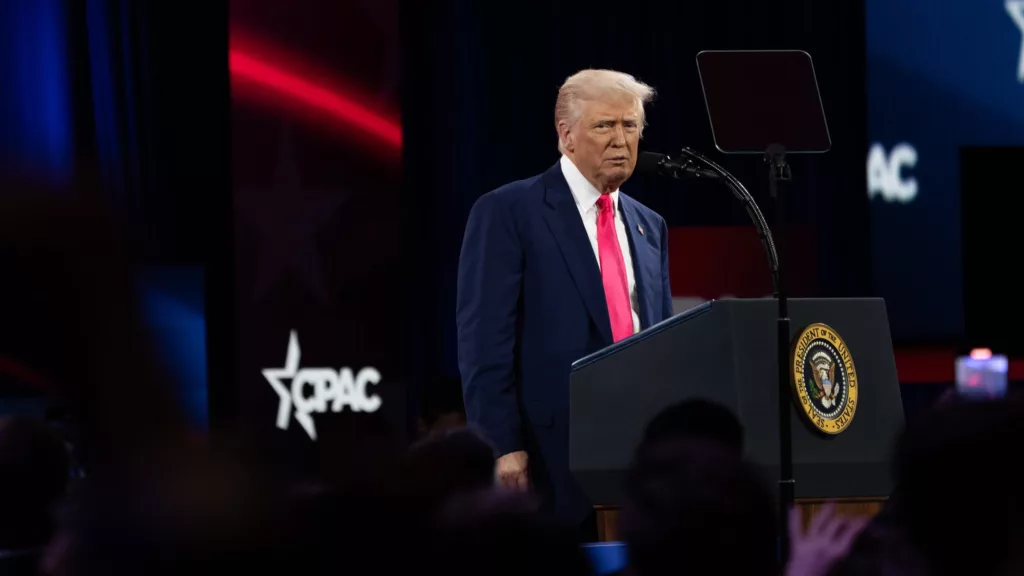 Presidente Donald Trump discursa na Conferência de Ação Política Conservadora (CPAC), em 22 de fevereiro de 2025 (Foto Casa Branca Oficial)