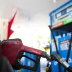 Visor digital em bomba de abastecimento de gasolina e etanol, na cor azul, durante abastecimento de veículo em posto de combustíveis (Foto José Cruz/Agência Brasil)