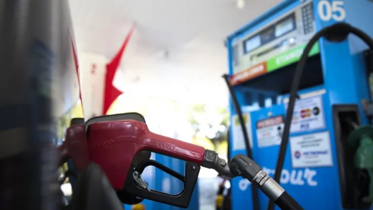 Visor digital em bomba de abastecimento de gasolina e etanol, na cor azul, durante abastecimento de veículo em posto de combustíveis (Foto José Cruz/Agência Brasil)