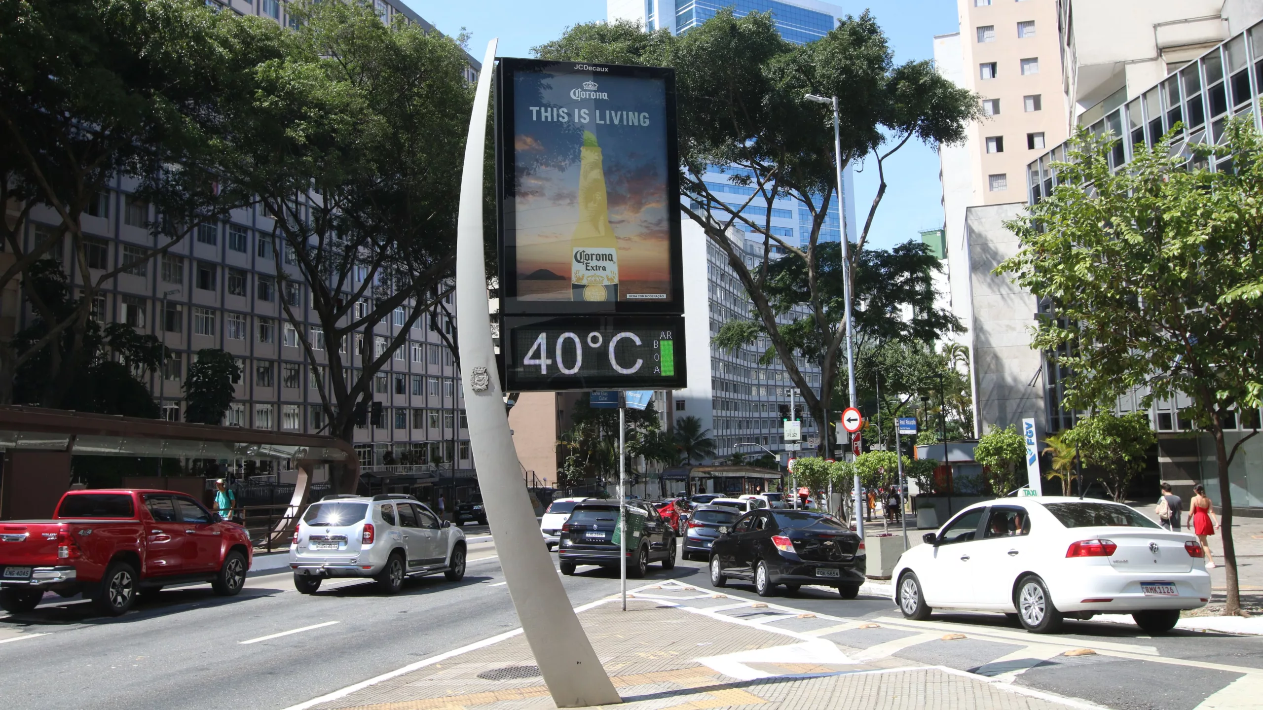 Termômetro de rua marca 40 graus na Avenida 9 de Julho, região central da capital de São Paulo, em 12/11/2023 (Foto Rovena Rosa/Agência Brasil)