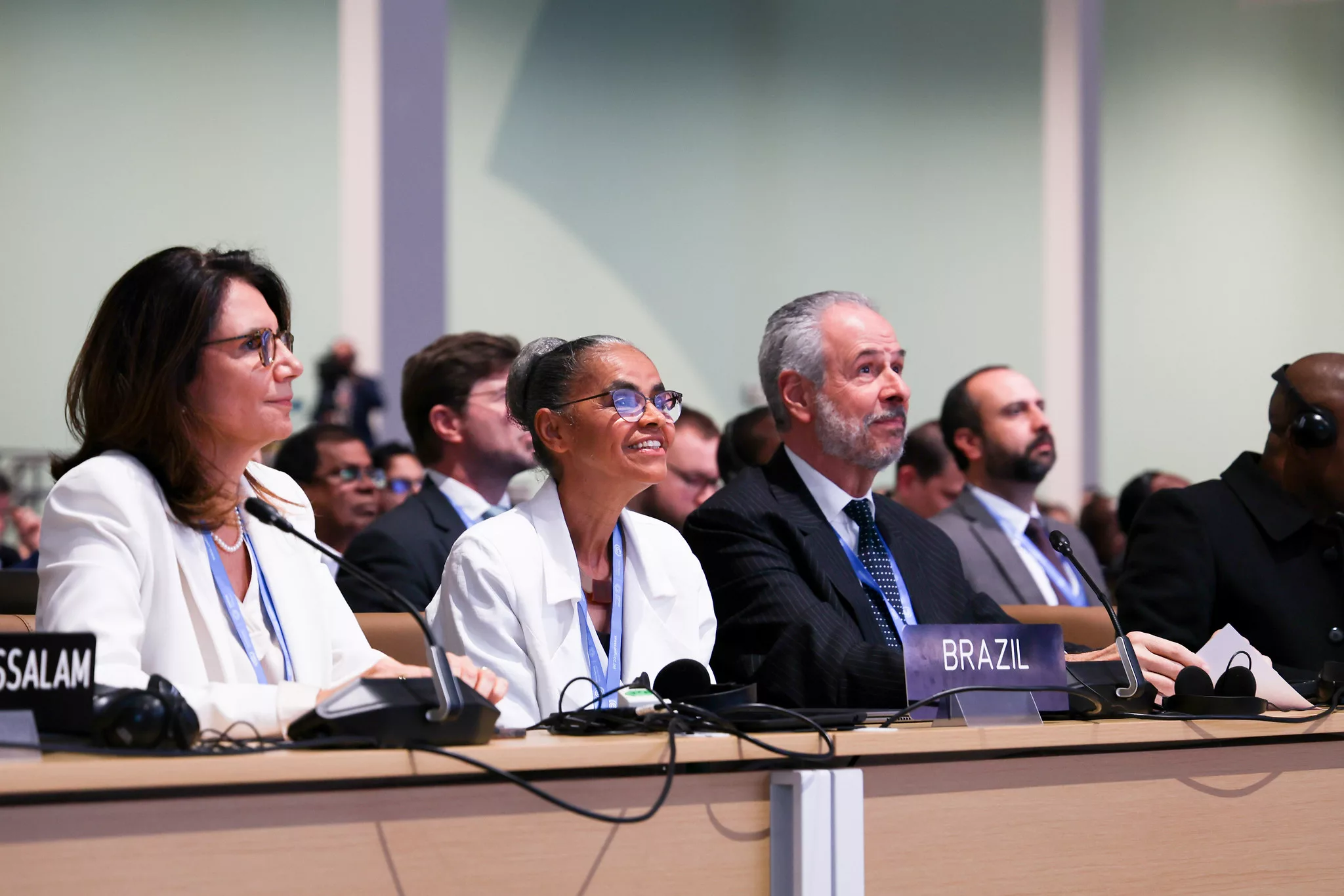 Delegação brasileira no encerramento da COP29, em Baku, no Azerbaijão, em 23/11/2024 (Foto Peter Kronish/UNFCCC)