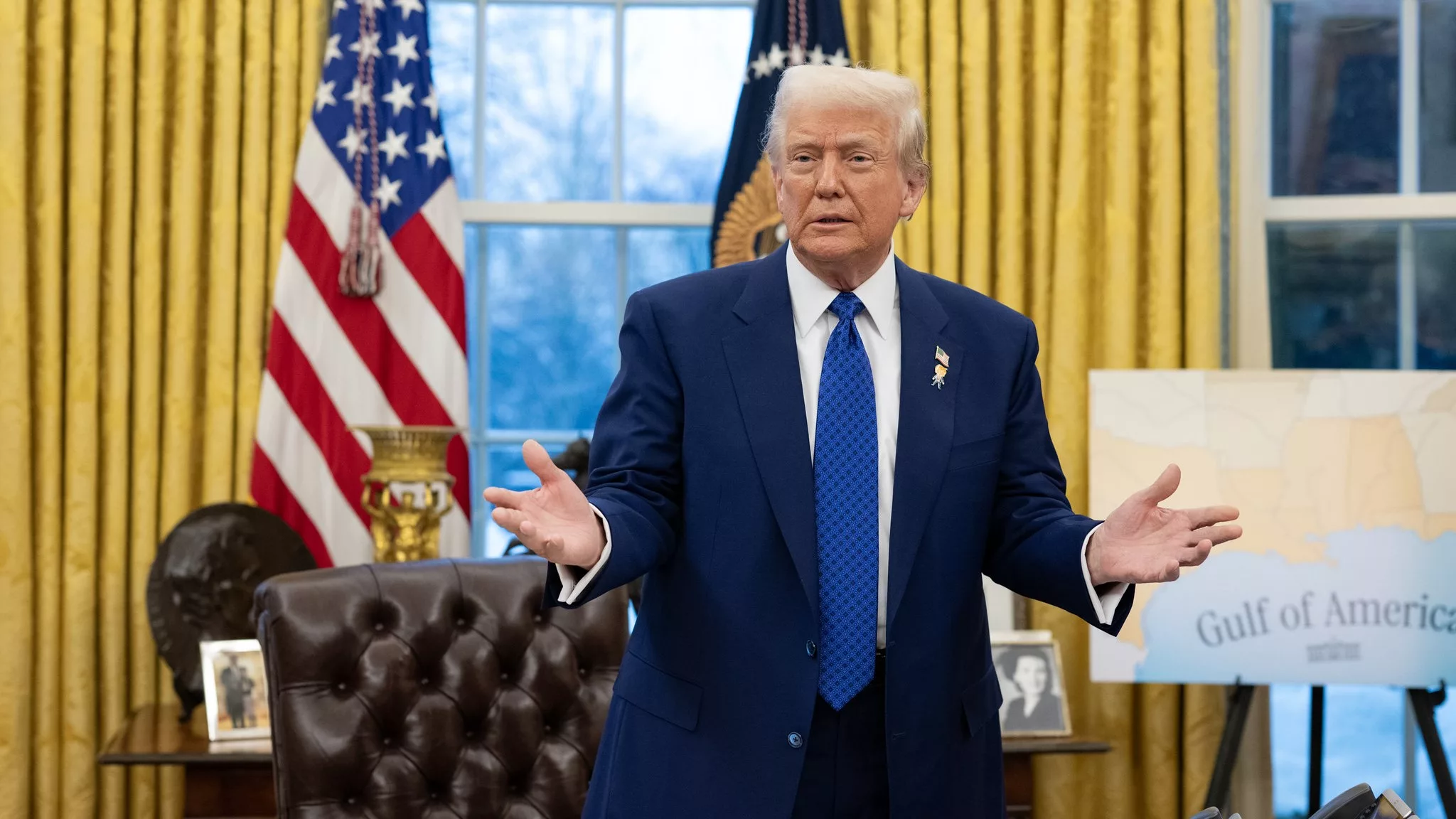 O presidente dos EUA, Donald Trump, durante cerimônia de posse de Tulsi Gabbard no Salão Oval, em 12/2/2025 (Foto Molly Riley/Oficial Casa Branca)