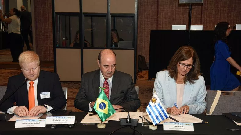 Assinatura de acordo de intercâmbio de energia entre Uruguai e Brasil com a ministra Industria, Energía y Minería Elisa Facio e o embaixador brasileiro Marcos Raposo Lopes. Foto: Divulgação/Agencia Uruguaya