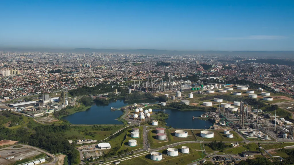 Vista aérea de Polo Petroquímico da Braskem em Mauá, SP, com área urbana ao fundo (Foto Bitenka e Leonardo Reis/Divulgação)