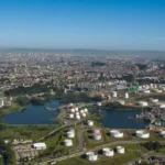 Vista aérea de Polo Petroquímico da Braskem em Mauá, SP, com área urbana ao fundo (Foto Bitenka e Leonardo Reis/Divulgação)
