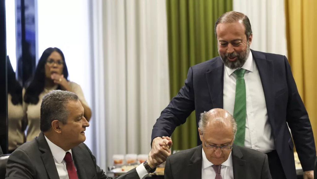 Rui Costa (esquerda), Geraldo Alckmin (direita) e Alexandre Silveira (atrás) participam da primeira reunião extraordinária de 2025 do CNPE, no Ministério de Minas e Energia, Brasília (DF), em 18 de fevereiro (Foto Marcelo Camargo/Agência Brasil)