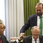 Rui Costa (esquerda), Geraldo Alckmin (direita) e Alexandre Silveira (atrás) participam da primeira reunião extraordinária de 2025 do CNPE, no Ministério de Minas e Energia, Brasília (DF), em 18 de fevereiro (Foto Marcelo Camargo/Agência Brasil)