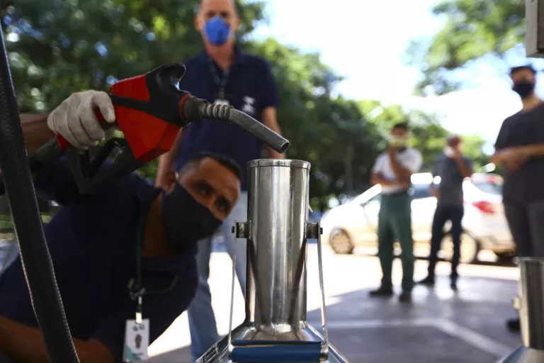 Força-tarefa integrada pela ANP com Procon e Inmetro para fiscalização em postos revendedores de combustíveis em Brasília-DF, em 15/3/2021 (Foto Marcelo Camargo/Agência Brasil)