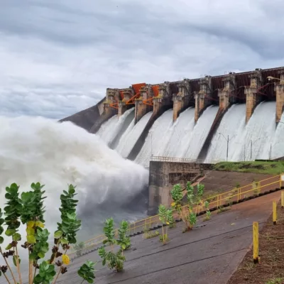 UHE São Simão com o vertedouro aberto (Foto Divulgação SPIC Brasil)