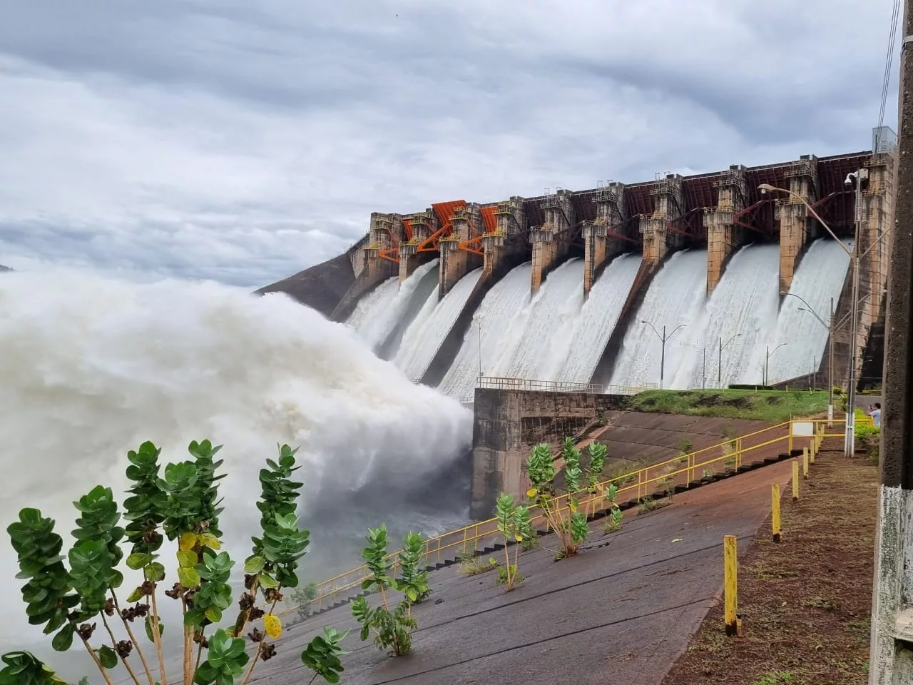 UHE São Simão com o vertedouro aberto (Foto Divulgação SPIC Brasil)