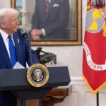 O presidente dos EUA, Donald Trump, fala durante cerimônia de posse de Tulsi Gabbard no Salão Oval, em 12/2/2025 (Foto Molly Riley/Oficial Casa Branca)