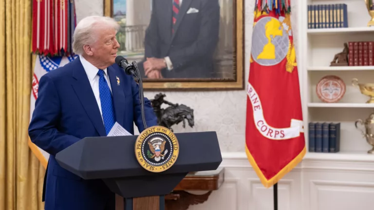 O presidente dos EUA, Donald Trump, fala durante cerimônia de posse de Tulsi Gabbard no Salão Oval, em 12/2/2025 (Foto Molly Riley/Oficial Casa Branca)