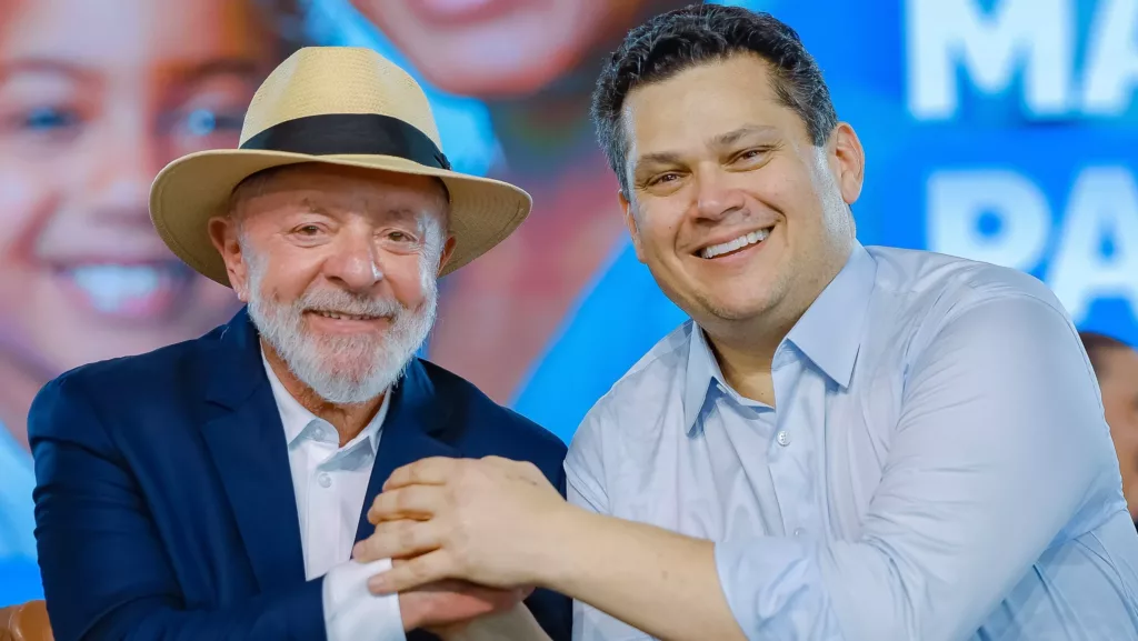 Lula (esquerda) e Davi Alcolumbre (direita) em cerimônia durante visita a Macapá, capital do Amapá (Foto Ricardo Stuckert/PR)