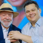 Presidente da República, Luiz Inácio Lula da Silva, e o Presidente do Senado, Davi Alcolumbre, durante cerimônia de celebração da doação da Área de Patrimônio da União “Gleba Cumaú” (Área J) ao Governo do Estado do Amapá. Foto: Ricardo Stuckert / PR