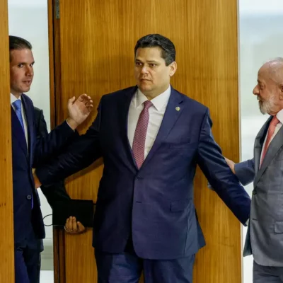 Lula da Silva reunido com o presidente do Senado, Davi Alcolumbre, e o presidente da Câmara, Hugo Motta, em 2/2/2025 (Foto Fabio Rodrigues-Pozzebom/Agência Brasil)