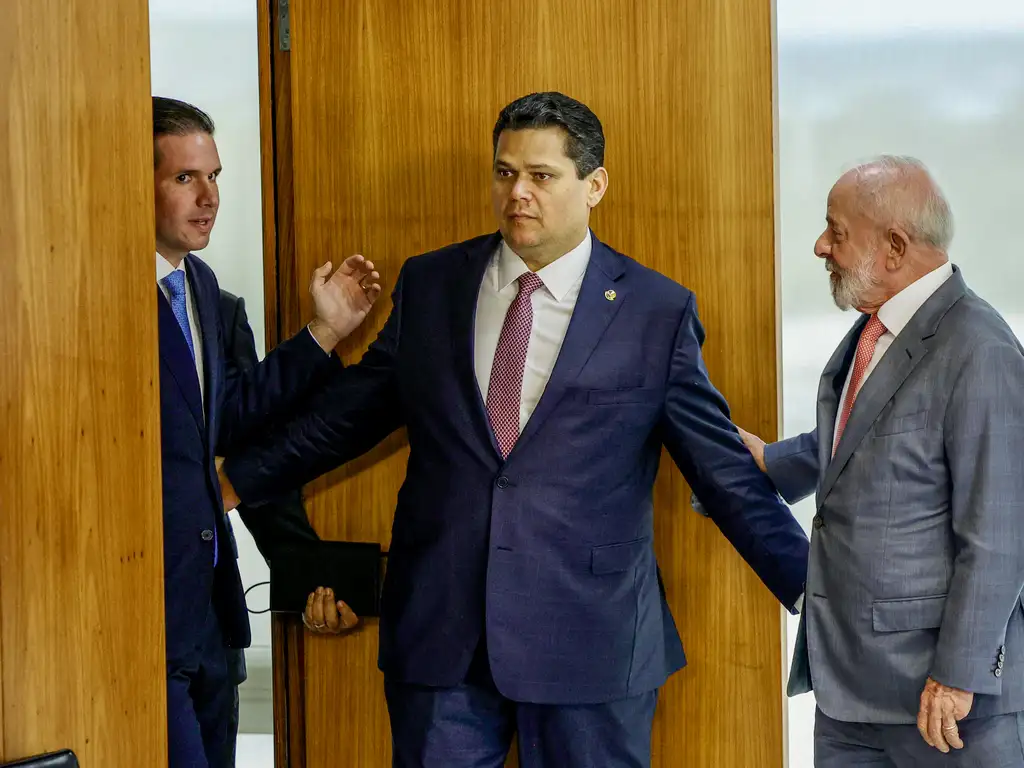 Brasília, 02/02/2025 - O presidente Luiz Inácio Lula da Silva (d) reunido com os presidentes do Senado, Davi Alcolumbre (c), e da Câmara dos Deputados, Hugo Motta (e) Foto: Fabio Rodrigues-Pozzebom/Agência Brasil