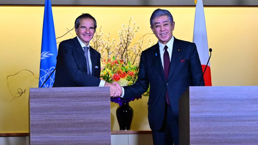 Rafael Grossi, diretor-geral da AIEA, e Takeshi Iwaya, ministro das Relações Exteriores do Japão, durante coletiva de imprensa em Tóquio, em 18/2/2025 (Foto Dean Calma/AIEA)