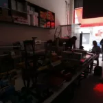 Fábricas e lojas sem energia elétrica no bairro Bom Retiro, em São Paulo, devido a apagão por fortes chuvas, em 14/10/2024 (Foto Paulo Pinto/Agência Brasil)