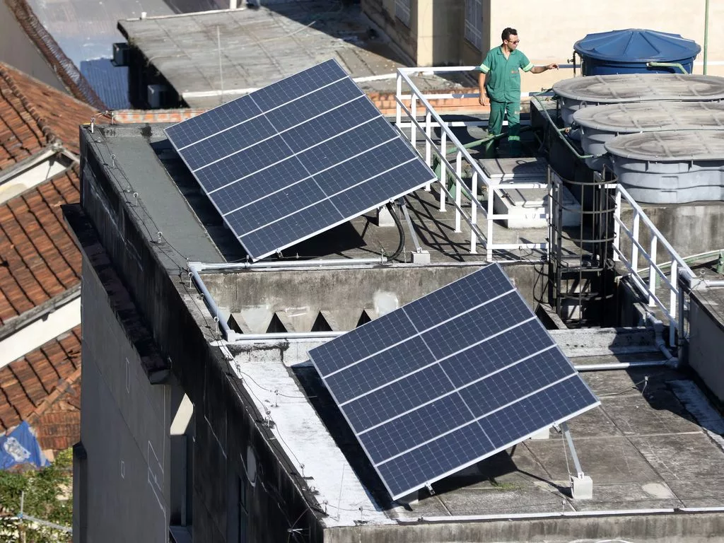 Painéis solares em prédios no Rio de Janeiro. Foto: Tânia Rêgo/Agência Brasil